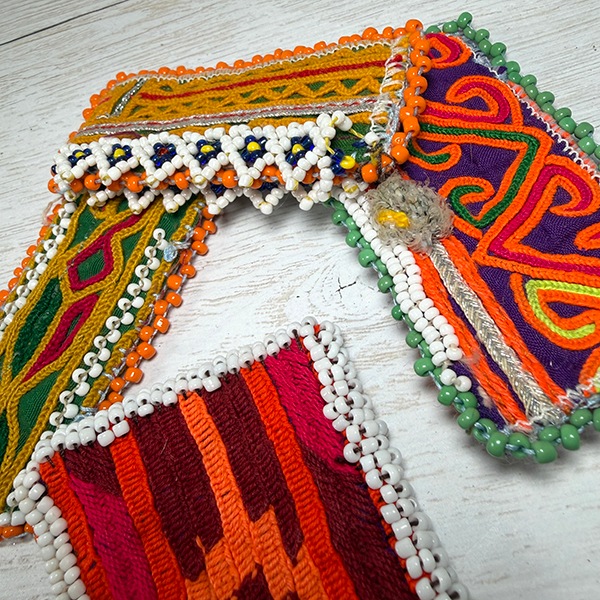 アフガニスタンの民族衣装に使用されていたアンティークのビーズ刺繍