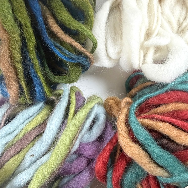 ニュージーランドウール100％ オリジナルふわふわランダム毛糸玉20g  中太糸ネパール製ティティウール ラッピングリボン SDGs製品 フェアトレード製品 手紡ぎニット小物 ナチュラル毛糸 天然素材  営業日即日発送 