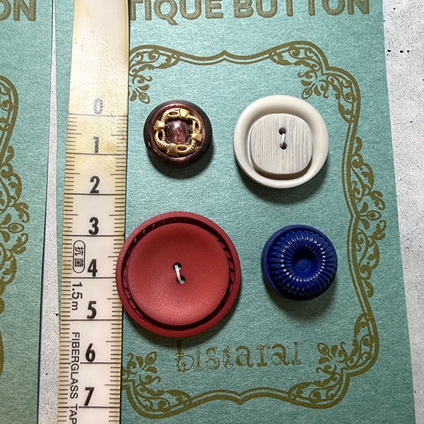 日本買付品 デットストック日本製ボタンパーツ4個セット 昭和ボタン アンティークボタンセット ヴィンテージボタン4個セット プラスチック丸ボタン  営業日即日発送【ワールデザインmakiras】【※卸対象外製品】