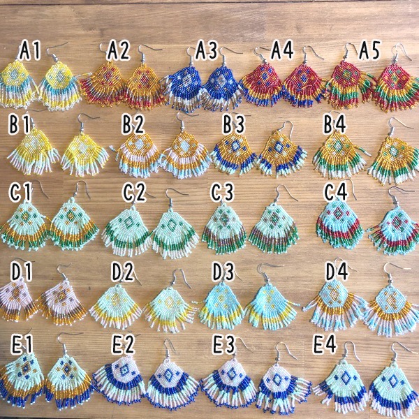 ネイティブ柄ハンドワークビーズピアス2個セット オルテガ柄 ビーズアクセサリーチャーム作り インディアンボヘミアンエスニックアクセサリー販売 営業日即日発送 