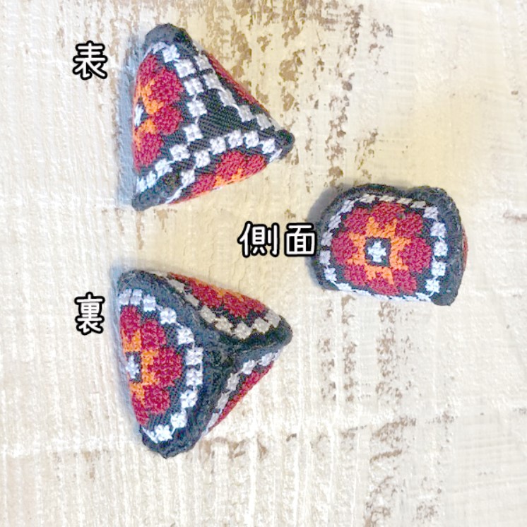 2個セット モン族刺繍ワッペン三角クッションパーツ ピアスヘアゴムアクセサリーパーツ てしごと チェンマイ クロススティッチ雑貨 営業日即日発送 