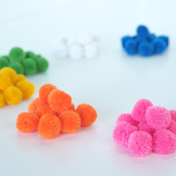 直径約1cm 10個セット カラフルポンポンパーツ 無地 ハンドメイドボンボンパーツ アクセサリーヘアゴム 営業日即日発送 