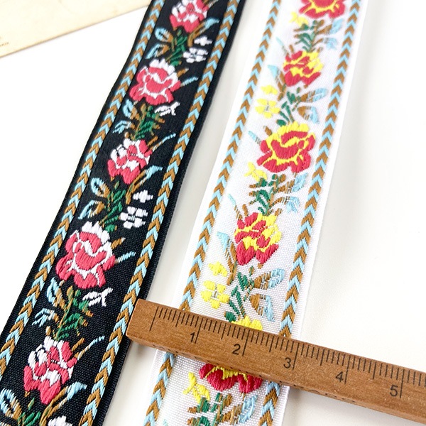 バラ柄の刺繍リボンは、人気の3cm幅！美しい花柄刺繍が施された