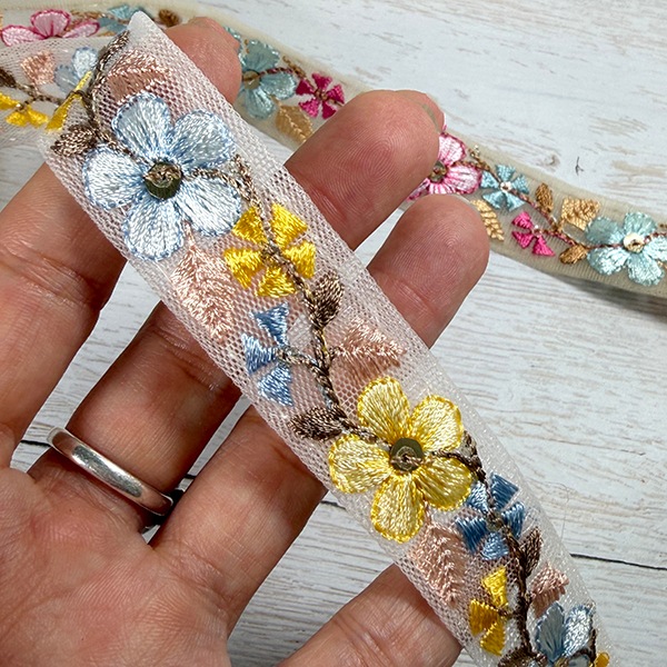2.2cm幅 チュール刺繍リボン 花柄 刺繍レース フラワー刺繍 チュールレース インド刺繍リボン 花モチーフレーステープ ハンドメイド資材 ヘアアクセサリー バッグ衣装 装飾 手芸材料 営業日即日発送 [ワールデザインmakiras 全商品商用可 リボンレース卸]