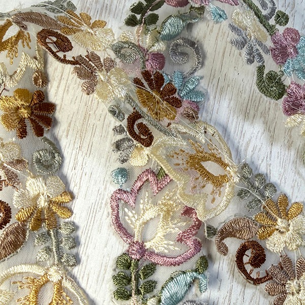 約3cm幅 立体 フラワー刺繍レース 50cm単位 切り売り 花柄 ケミカルレース 刺繍レース 幅広 レーステープ バッグストラップ スマホショルダー カチューシャ ヘアアクセサリー ブライダル ハンドメイド 手芸用リボン販売   営業日即日発送【ワールデザインmakiras 全商品商用可 リボンレース卸】