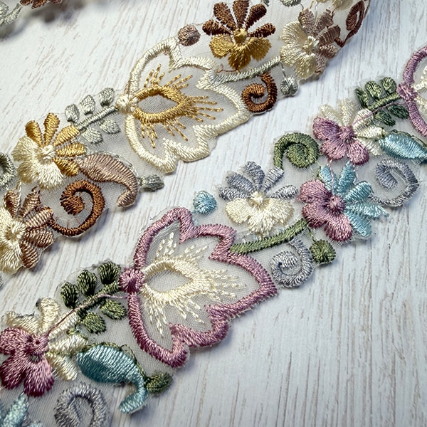 約3cm幅 立体 フラワー刺繍レース 50cm単位 切り売り 花柄 ケミカルレース 刺繍レース 幅広 レーステープ バッグストラップ スマホショルダー カチューシャ ヘアアクセサリー ブライダル ハンドメイド 手芸用リボン販売   営業日即日発送【ワールデザインmakiras 全商品商用可 リボンレース卸】