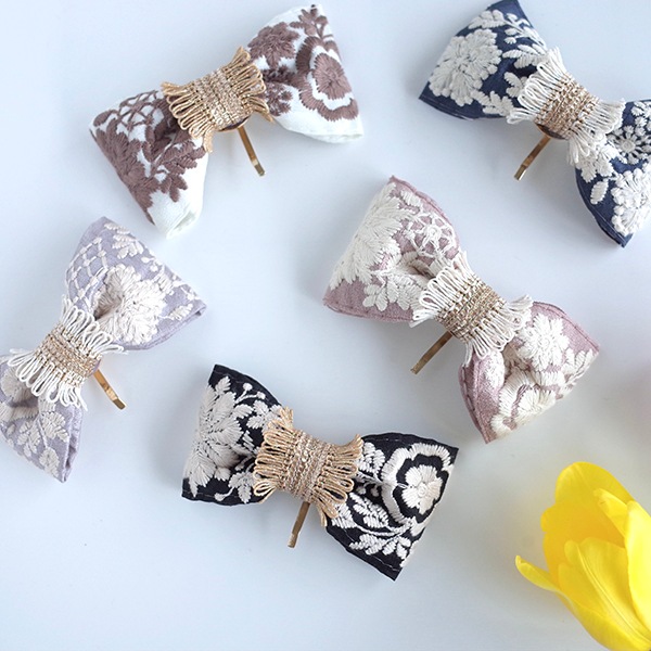 オリジナルカラーのホワイト刺繍インドリボンはオケージョン用のポニー