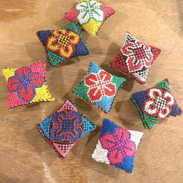 2個セット モン族クロスステッチ刺繍花柄クッションパーツ ポンポンモチーフ アクセサリーパーツ てしごと チェンマイ雑貨 針刺し針山 営業日即日発送 