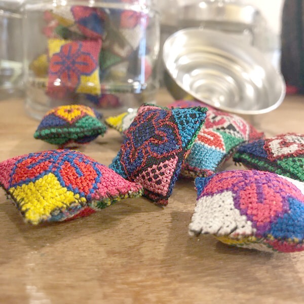 2個セット モン族クロスステッチ刺繍花柄クッションパーツ ポンポンモチーフ アクセサリーパーツ てしごと チェンマイ雑貨 針刺し針山 営業日即日発送 