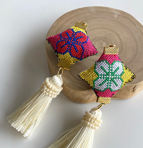 2個セット モン族クロスステッチ刺繍花柄クッションパーツ ポンポンモチーフ アクセサリーパーツ てしごと チェンマイ雑貨 針刺し針山 営業日即日発送 