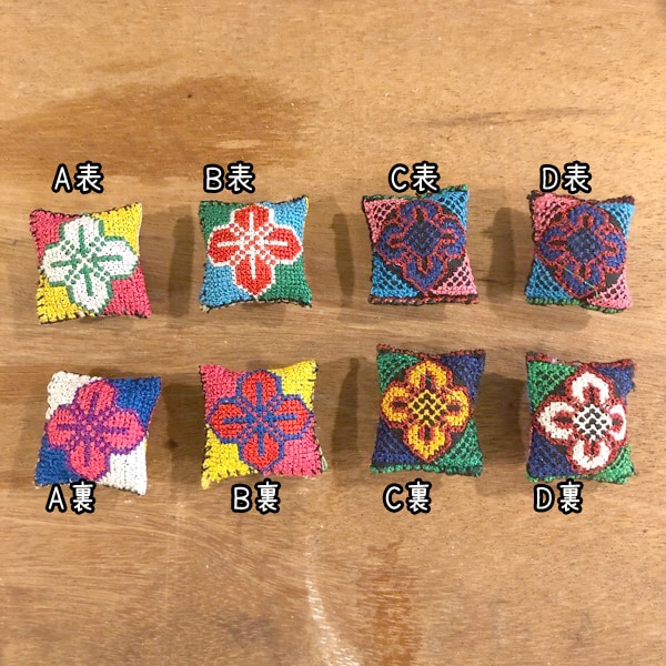 2個セット モン族クロスステッチ刺繍花柄クッションパーツ ポンポンモチーフ アクセサリーパーツ てしごと チェンマイ雑貨 針刺し針山 営業日即日発送 