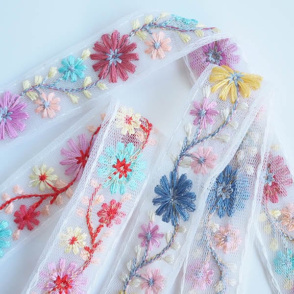 透明感あふれる花柄刺繍リボン。軽やかなシアーチュールに咲く