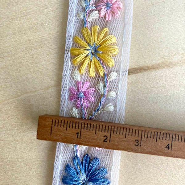 透明感あふれる花柄刺繍リボン。軽やかなシアーチュールに咲く