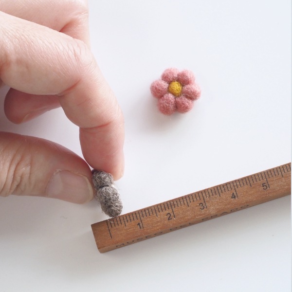 1.5cm ウール１００％ニードル立体羊毛フェルトお花モチーフパーツ ネパール製フェアトレード フェルト雑貨 ハンドメイドアクセサリーパーツ 営業日即日発送