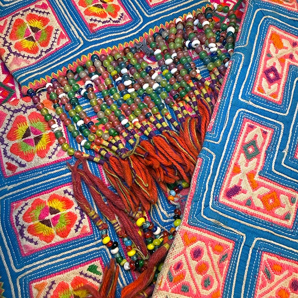 モン族ビーズ付き刺繍生地 手刺繍生地 アンティーク布 タペストリー 壁面装飾デコレーションボード アクセサリー小物作り インテリアパーツ 営業日即日発送 