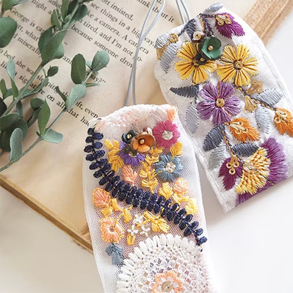 kit15 刺繍リボンお守りキット 日本製レザーお花アクセサリーチャーム パーツインド刺繍リボン 推し活カラーお守り作り 概念推しカラーキーホルダー 幅広チロルテープ チロリアンテープ 刺繍お守り袋 願掛け 合格祈願 自作 推しグッズ作り願い事営業日即日発送 【※卸対象外製品】[ワールデザインmakiras 全商品商用可 リボンレース卸]