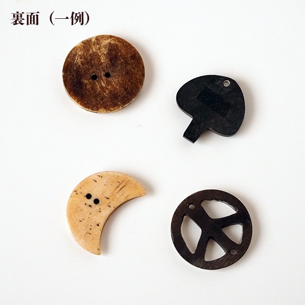 2.5cmから4cm 手彫りウッドボタン ばら売り 天然素材 水牛角ボタン ナチュラルボタン 北欧デザイン ハンドメイド 資材 木製ボタン 手芸材料 アクセサリーパーツ ぬい服 ドール服 DIY フェアトレード雑貨  ウッドボタンパーツ   営業日即日発送 [ワールデザインmakiras 全商品商用可 リボンレース卸]