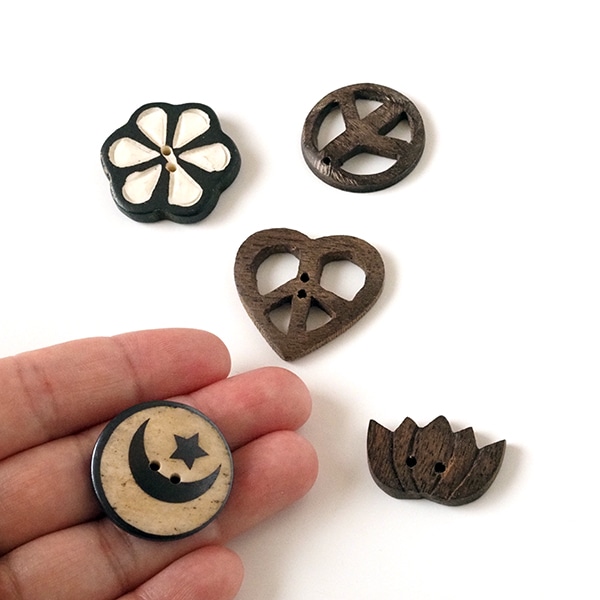 2.5cmから4cm 手彫りウッドボタン ばら売り 天然素材 水牛角ボタン ナチュラルボタン 北欧デザイン ハンドメイド 資材 木製ボタン 手芸材料 アクセサリーパーツ ぬい服 ドール服 DIY フェアトレード雑貨  ウッドボタンパーツ   営業日即日発送 [ワールデザインmakiras 全商品商用可 リボンレース卸]