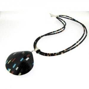 【サントドミンゴ族】フェザーチャーム付ヒシネックレス サントドミンゴ族】フェザーチャーム付ヒシネックレス