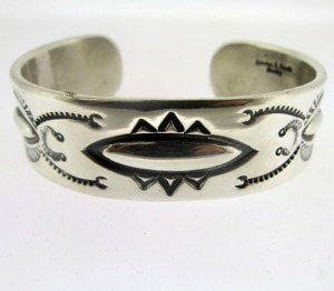 Navajo Lyndon 多 Tsosie インゴットシルバー バングル 