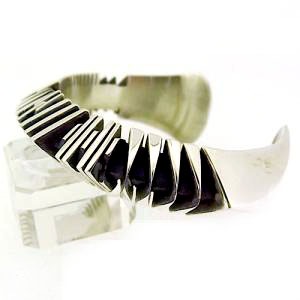 アイゼヤオルティスバングル