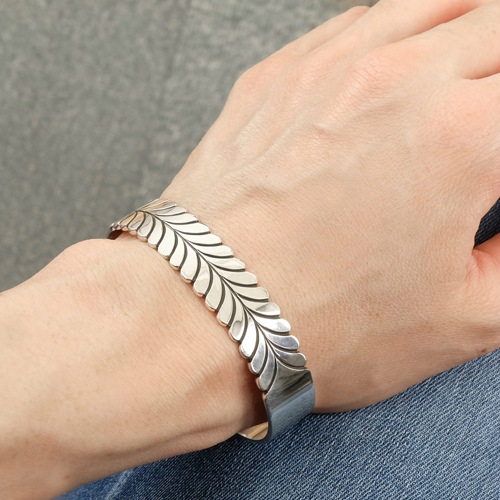 売約済スティーブイエローホース　リーフバングル　ナバホ族　インディアンジュエリー 134mm スティーブイエローホース ロイストン リーフバングル