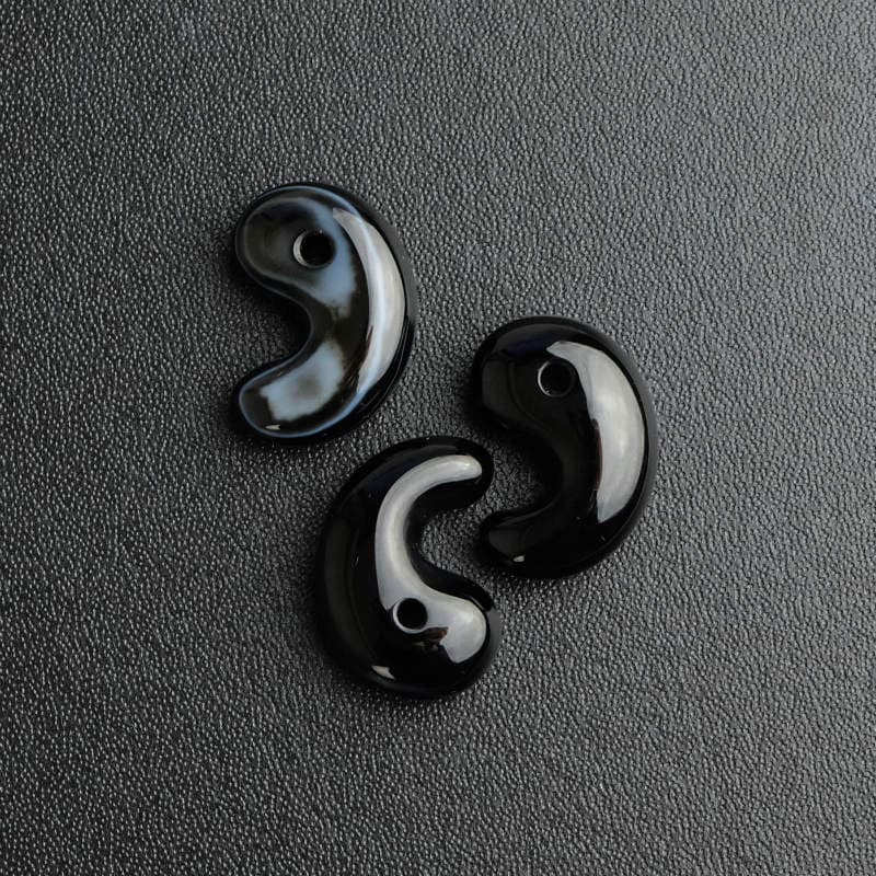 勾玉　（f）　箱付き 古代勾玉20mm ブラックオニキス 【メール便可】｜マライカ公式通販