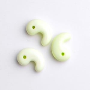 古代勾玉20mm レモンクリソプレーズ 【メール便可】｜マライカ公式通販