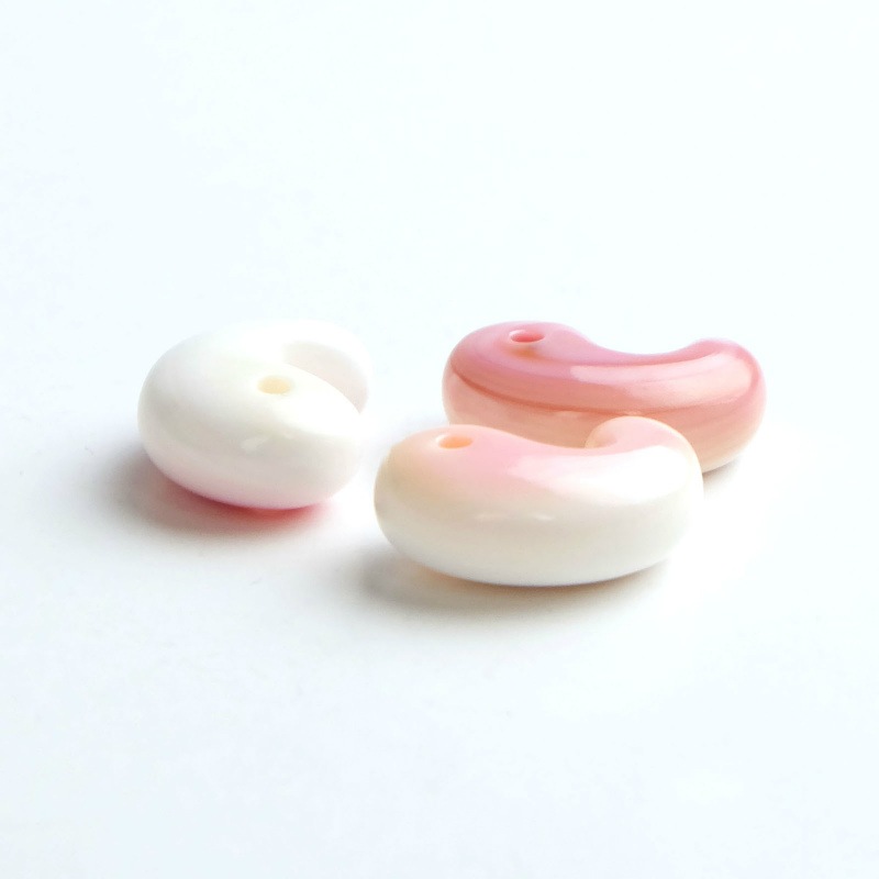 古代勾玉20mm クイーンコンクシェル 【メール便可】｜マライカ公式通販