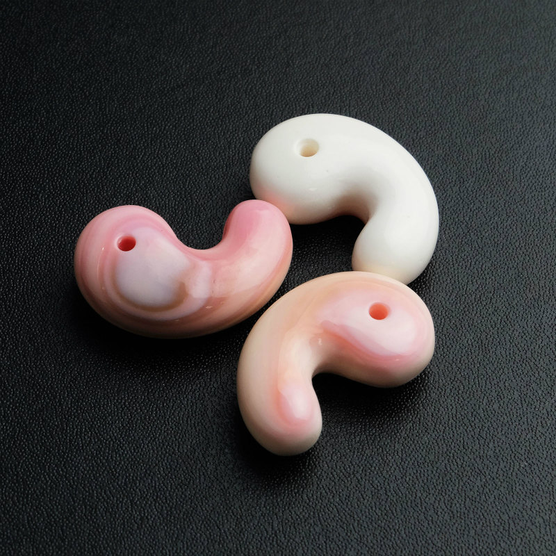 古代勾玉30mm クイーンコンクシェル 【メール便可】｜マライカ公式通販