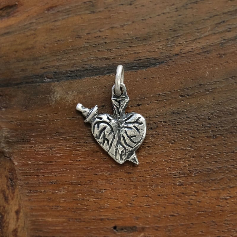 ”悲恋に耐える”　コラソン＆ナイフ　シルバーミラグロペンダント 　【メール便可】