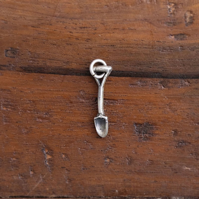 ”宝を掘り当てる”　シャベル　シルバーミラグロペンダント 【メール便可】