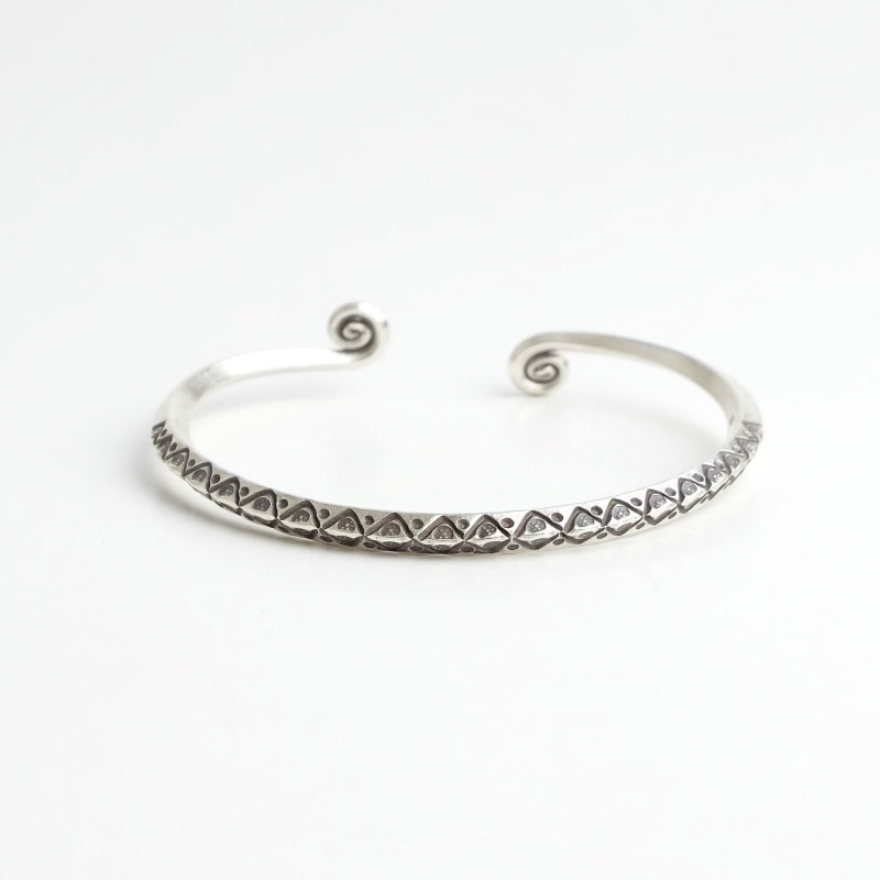カレンシルバーバングル