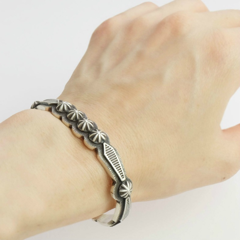 136mm トーマスジム シルバーアップリケ バングル｜マライカ公式通販