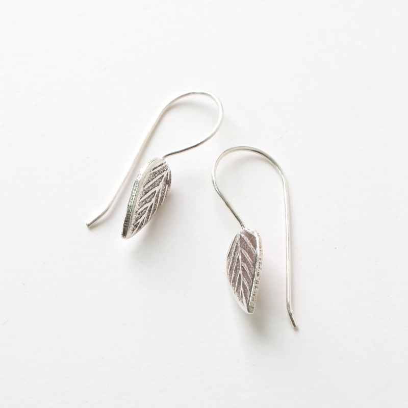 カレンシルバーリーフピアス　【メール便可】