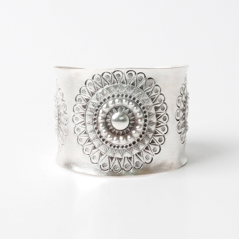 カレンシルバーフラワースタンプバングル｜マライカ公式通販