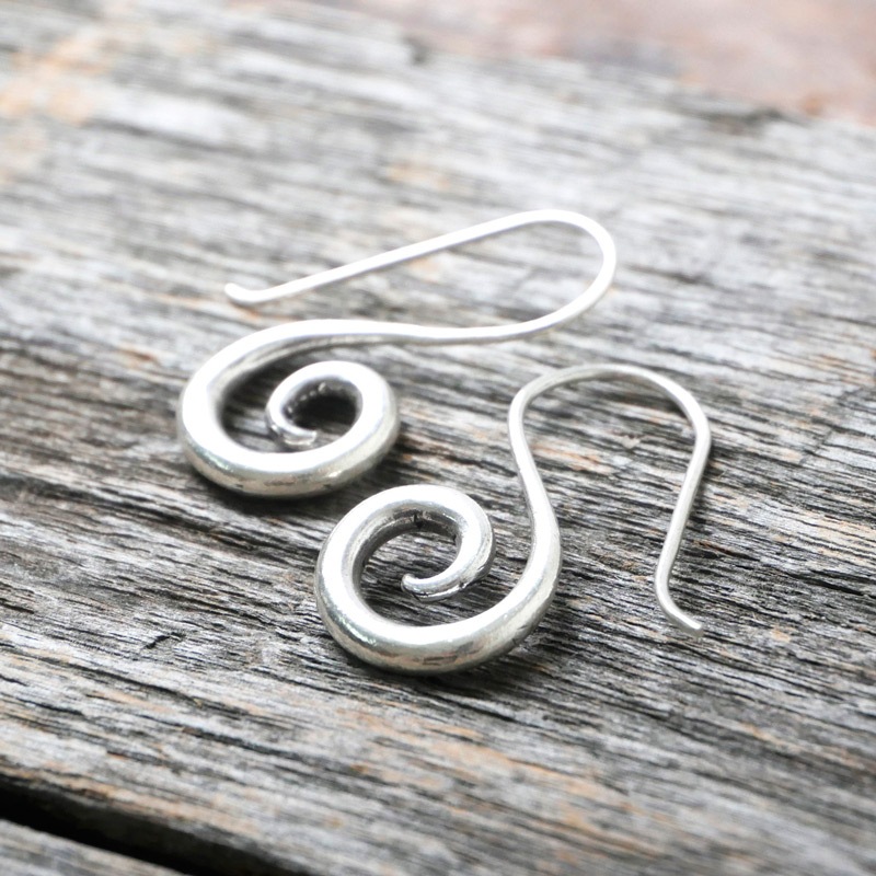 カレンシルバースパイラルピアス 【メール便可】｜マライカ公式通販 