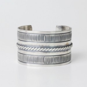 142mm アーノルドグッドラック スタンプワーク バングル｜マライカ公式通販