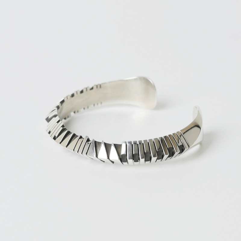 142mm アイゼアオルティス トライアングル バングル｜マライカ公式通販