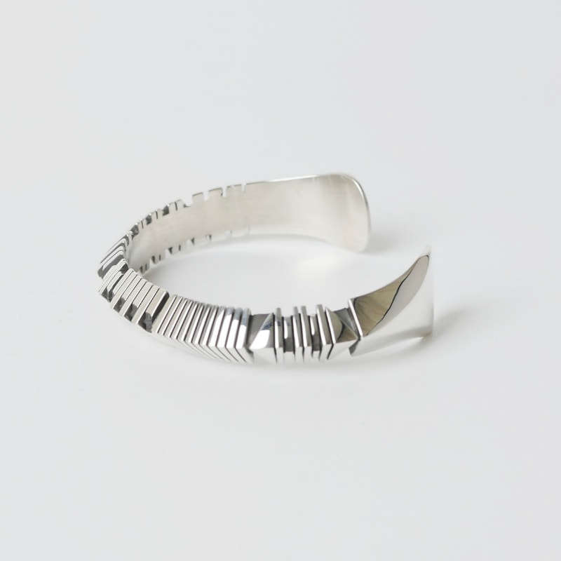 136mm アイゼアオルティス トライアングル バングル｜マライカ公式通販