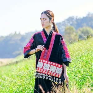 少数民族衣装　小物 衣装の総重量は15kg、中国少数民族ミャオ族からみる伝統継承