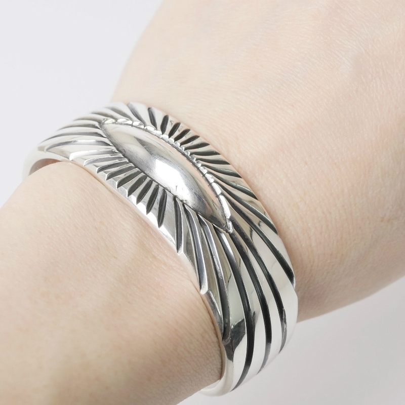 134mm ハリソンジム サンバースト バングル｜マライカ公式通販