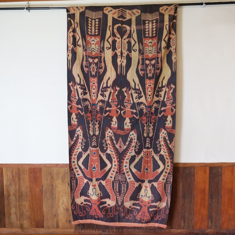 ビンテージ　アジア古布　タペストリー　インドネシア　スンバ島　イカット　獅子　鳥 スンバイカット布 ヒンギー｜マライカ公式通販