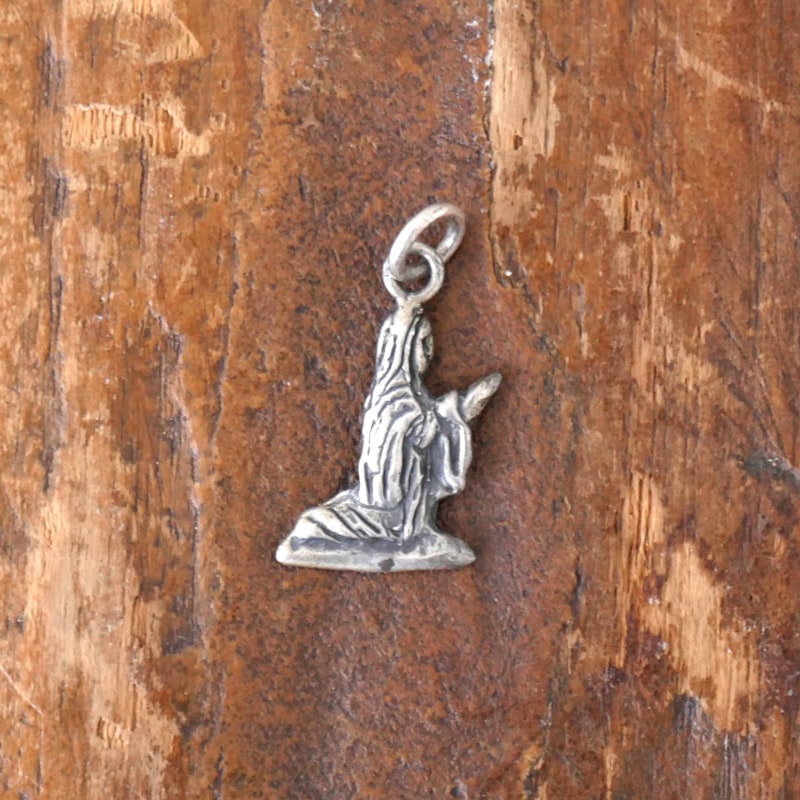 ”幸福への祈り” プレイングウーマン シルバーミラグロペンダント
