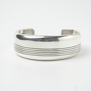 ダンジャクソン、プレーンシルバーバングル