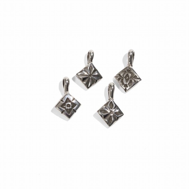 ジェニファーカーティス スタンプワーク プチペンダント｜マライカ公式通販