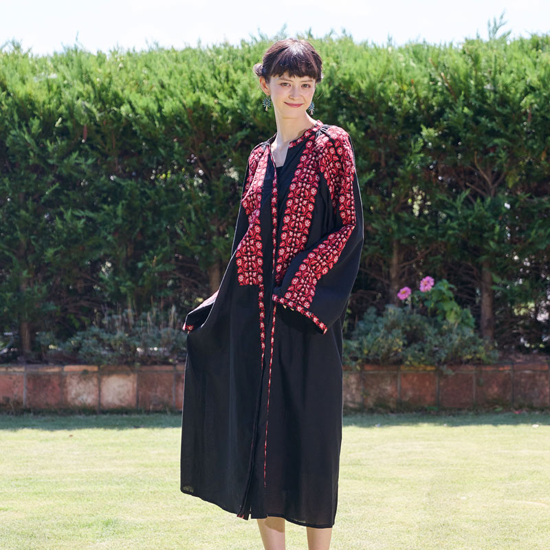 モチーフ刺繍前あきワンピース