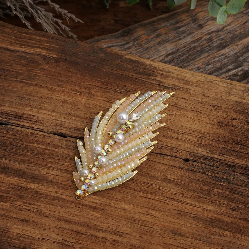 ビジューフェザーブローチ【メール便可】｜マライカ公式通販