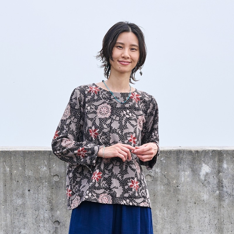 マカ143 超美品 レオナール スクエアネック カットソー ブラック 花柄 30%OFF コットン花柄ブロックプリントプルオーバー｜マライカ