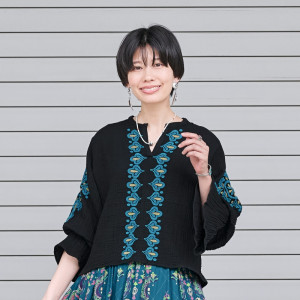 ANAYI モクロディ 刺繍 ソデフリル プルオーバー 38 黒 ANAYI モクロディ 刺繍 ソデフリル プルオーバー 38 黒 ANAYI